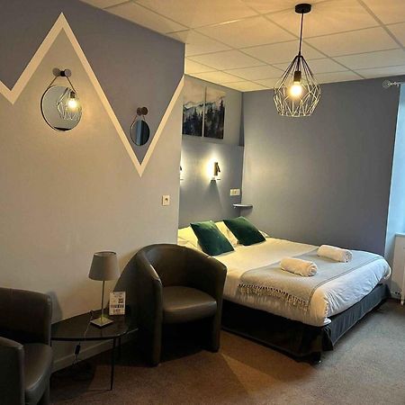 Logis Hotel De Paris Murol Bagian luar foto