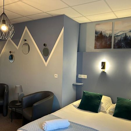 Logis Hotel De Paris Murol Bagian luar foto