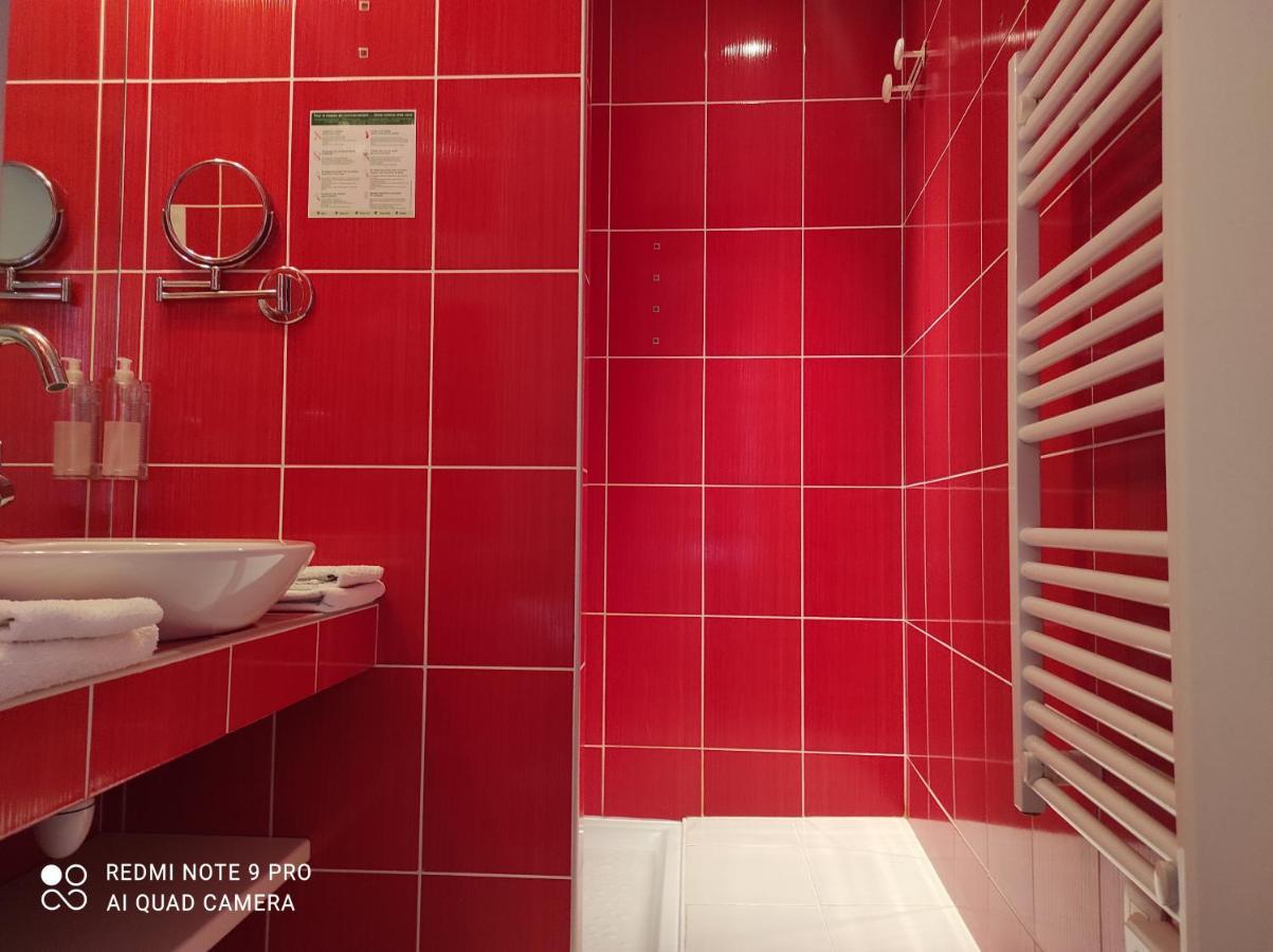Logis Hotel De Paris Murol Bagian luar foto
