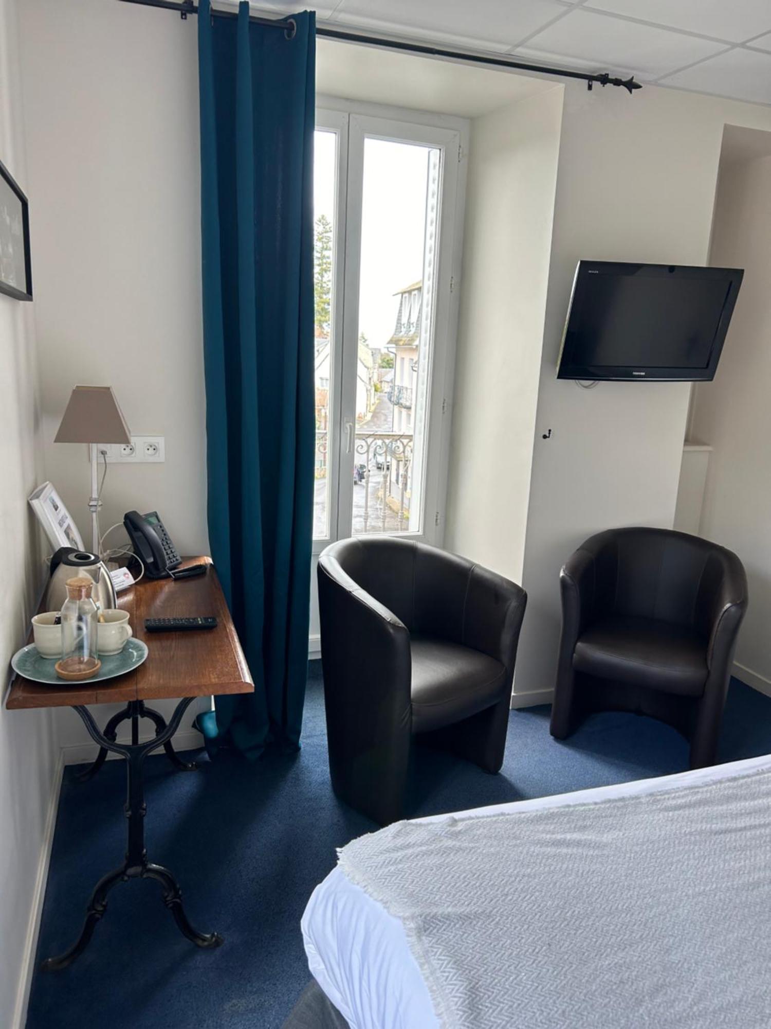 Logis Hotel De Paris Murol Bagian luar foto