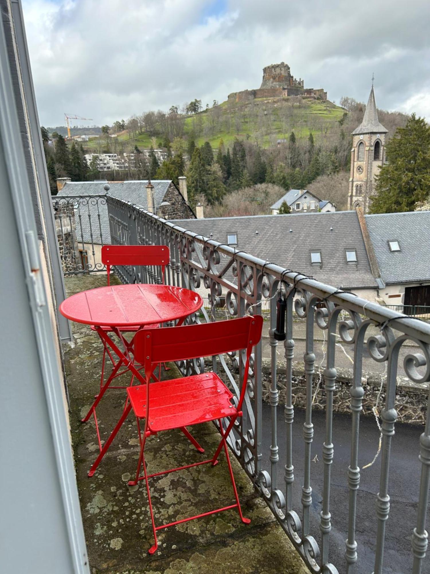 Logis Hotel De Paris Murol Bagian luar foto