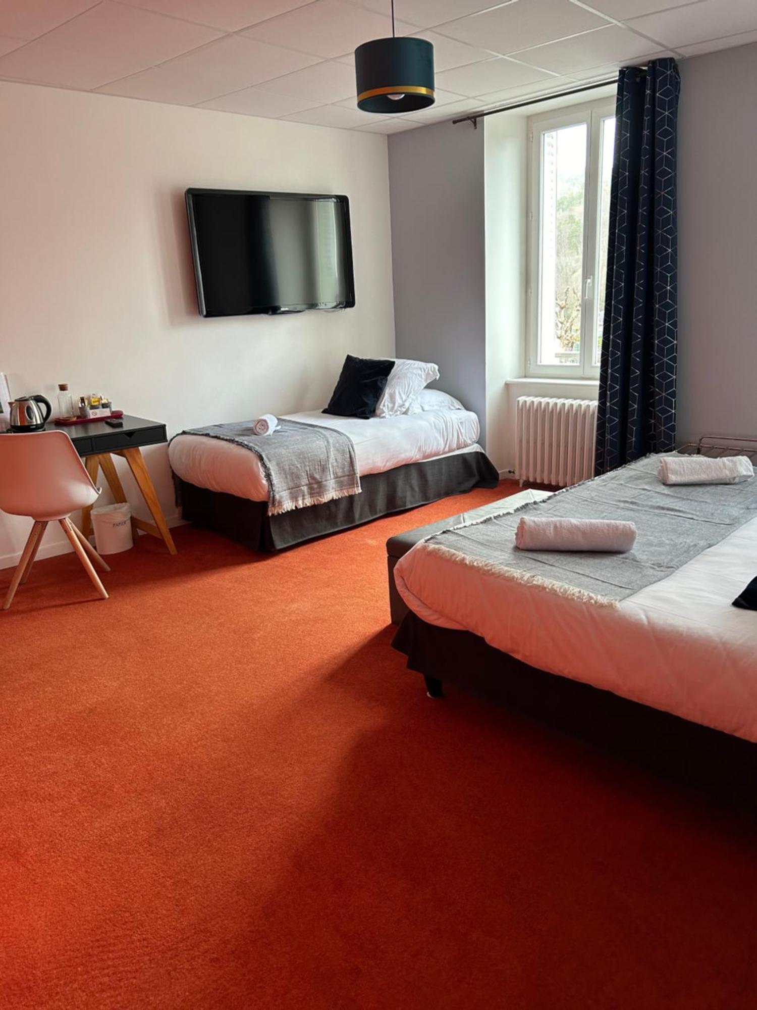 Logis Hotel De Paris Murol Bagian luar foto