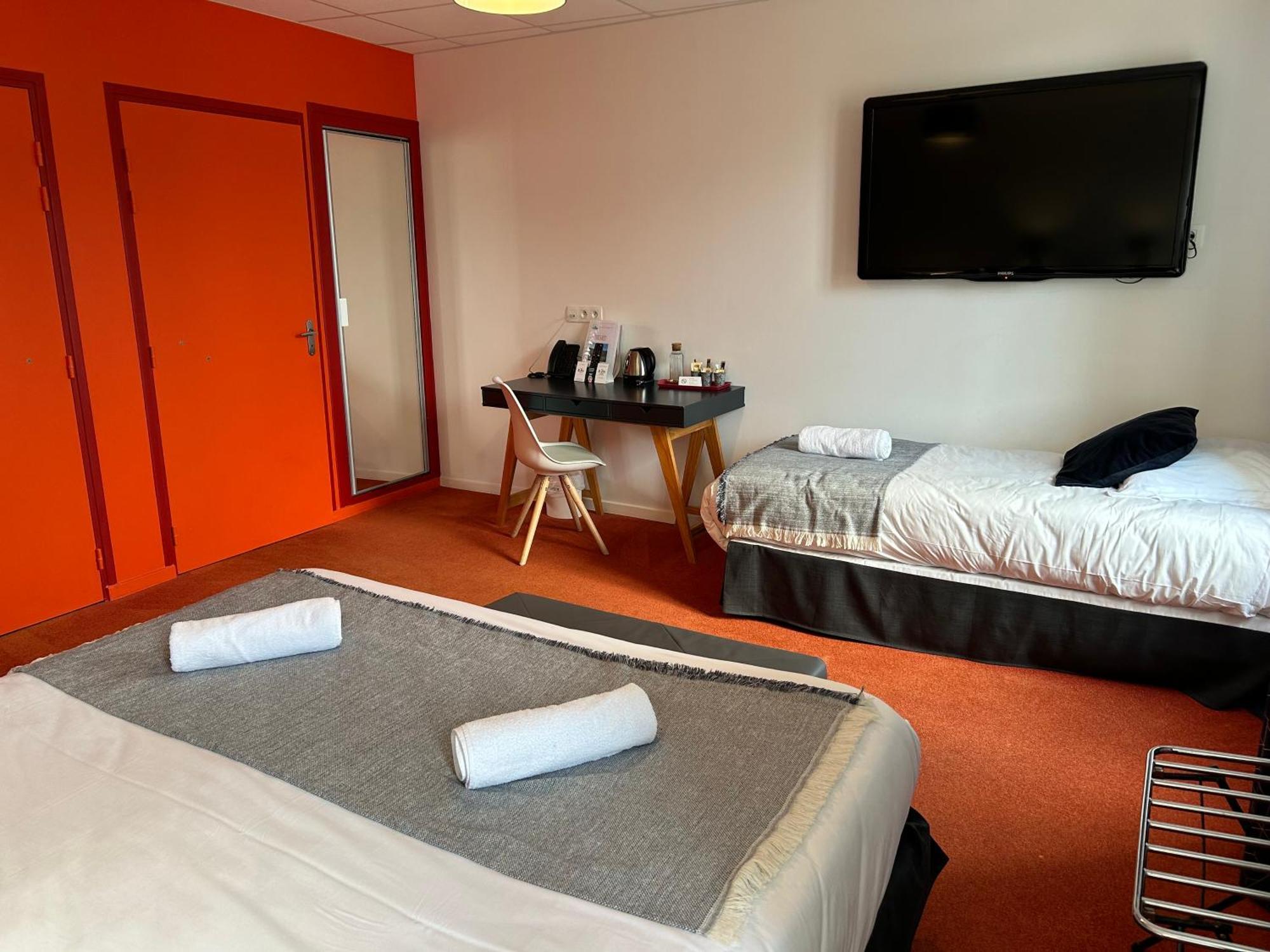 Logis Hotel De Paris Murol Bagian luar foto