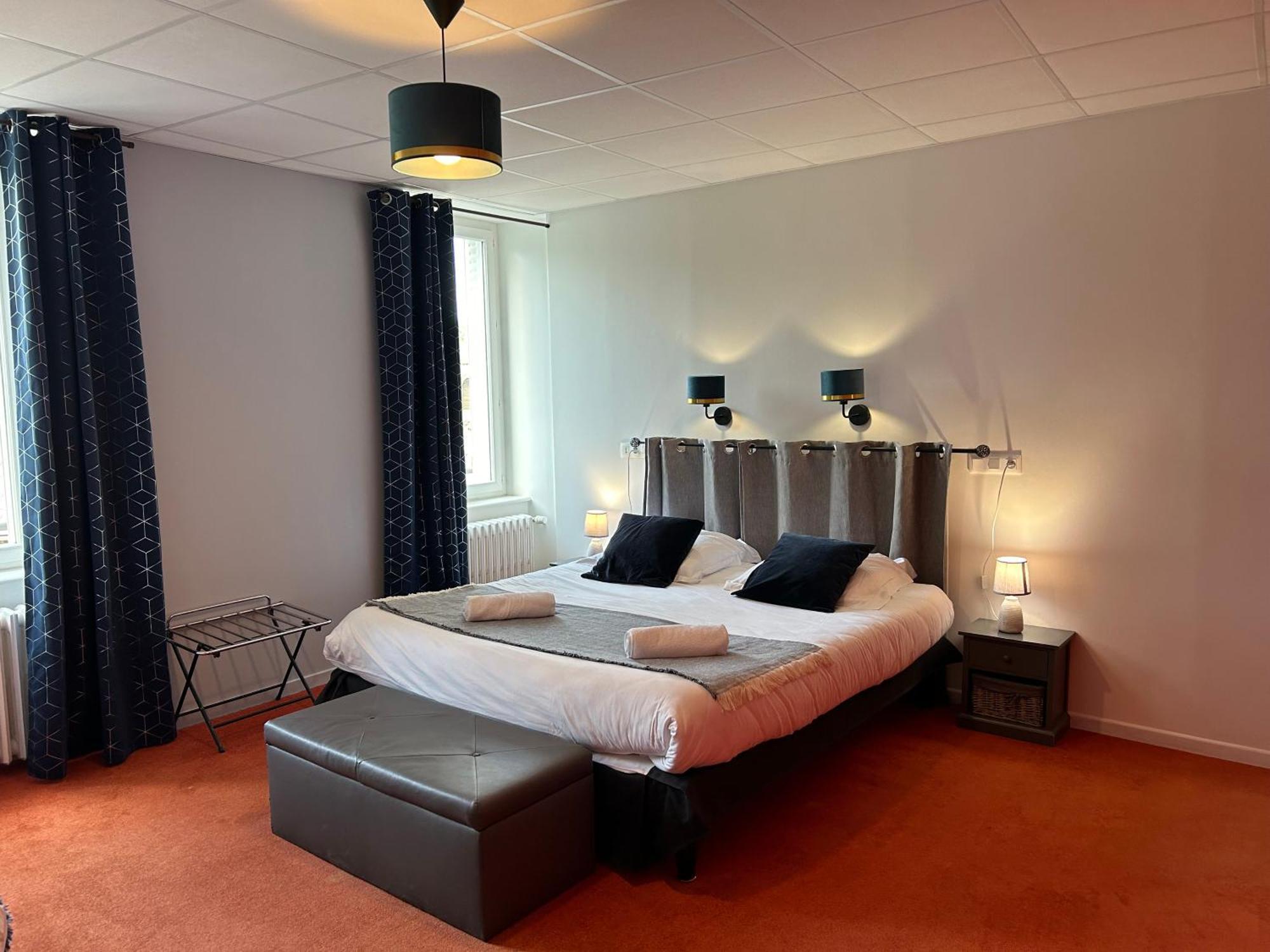 Logis Hotel De Paris Murol Bagian luar foto