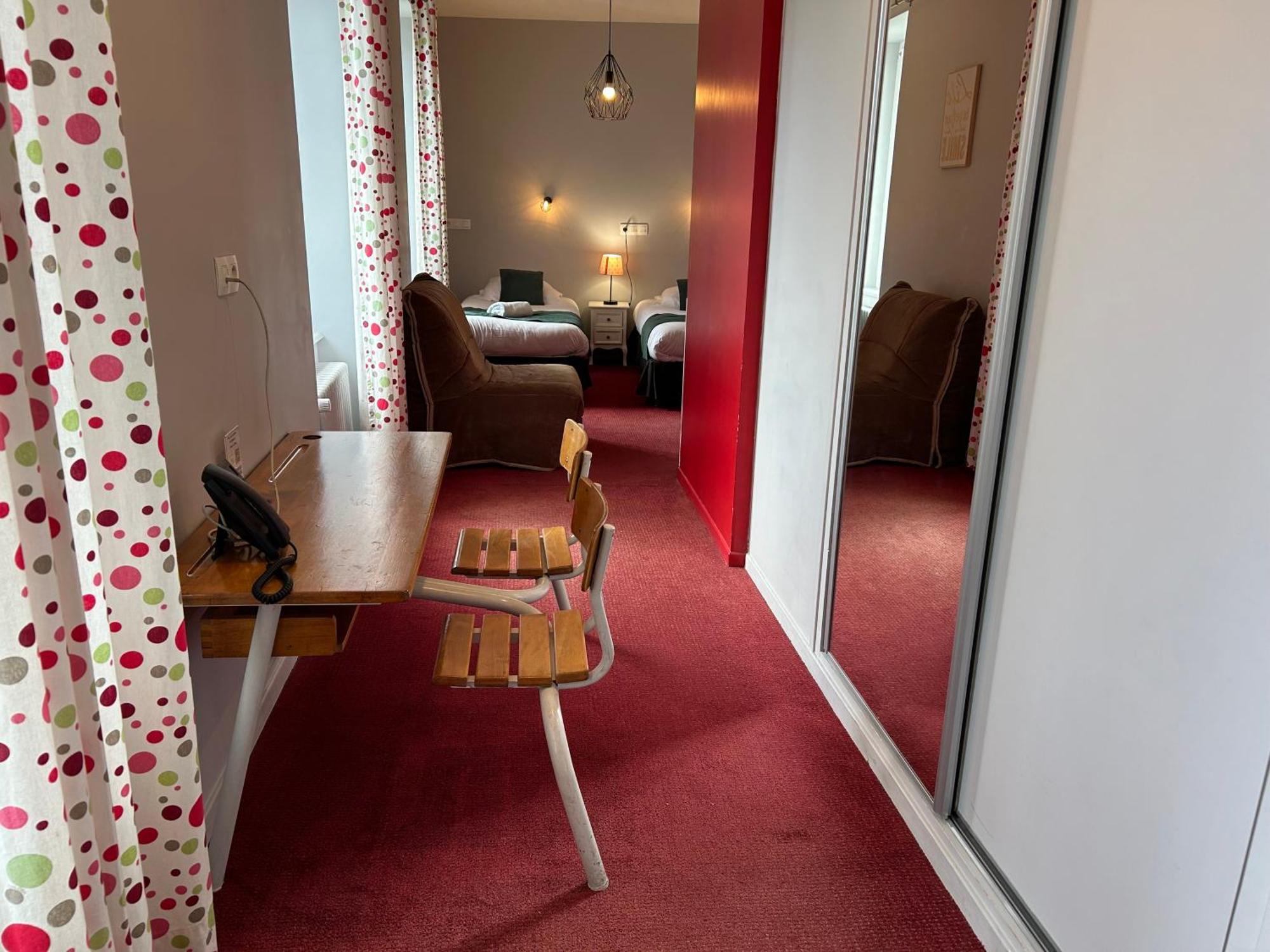 Logis Hotel De Paris Murol Bagian luar foto