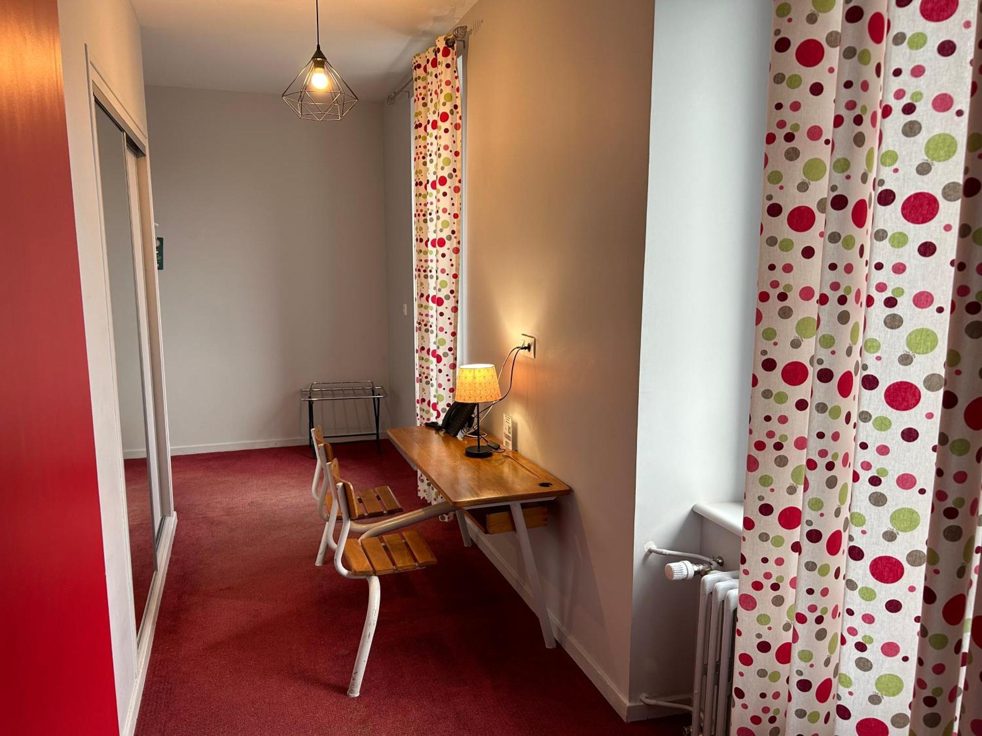 Logis Hotel De Paris Murol Bagian luar foto