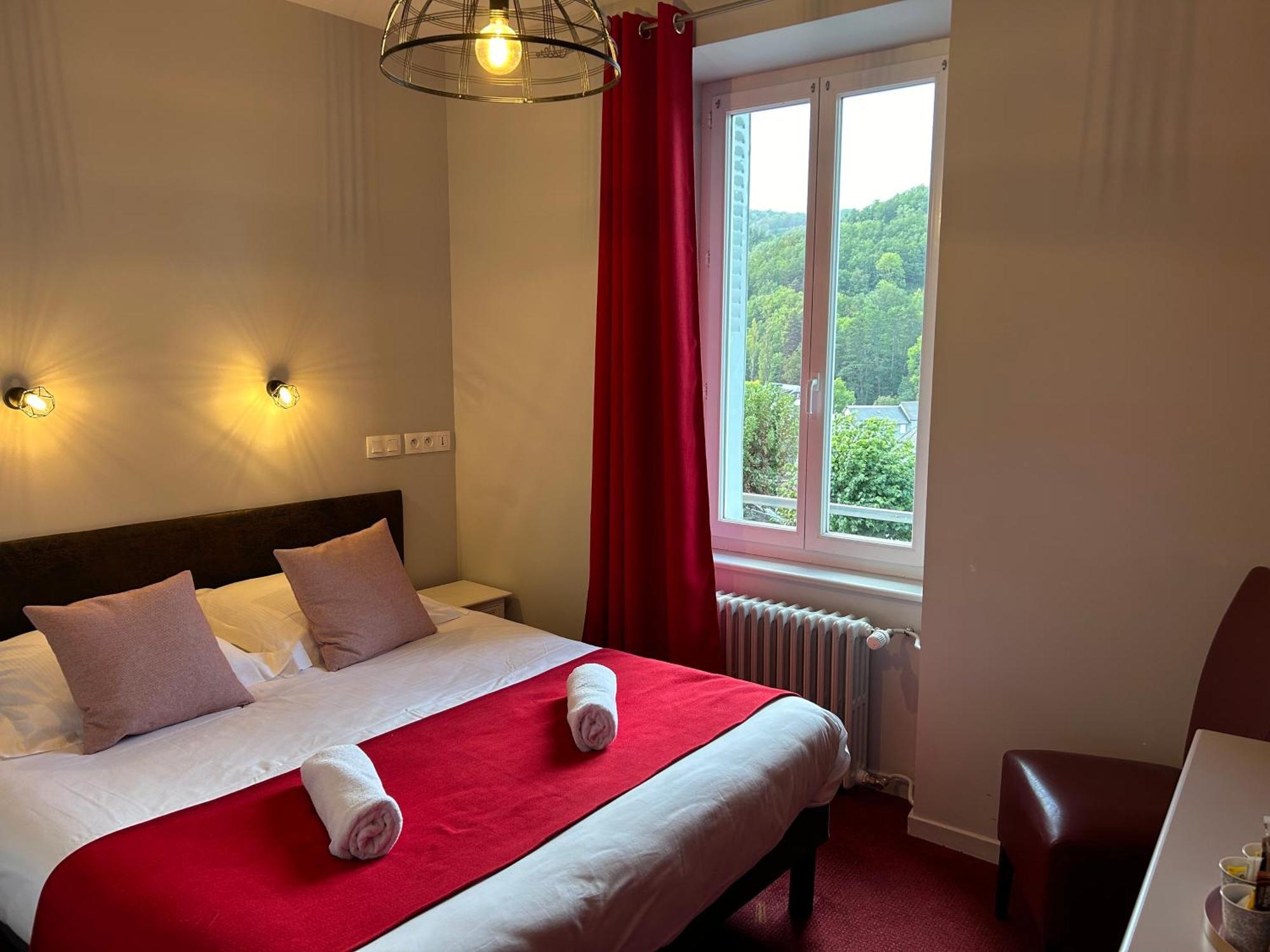 Logis Hotel De Paris Murol Bagian luar foto