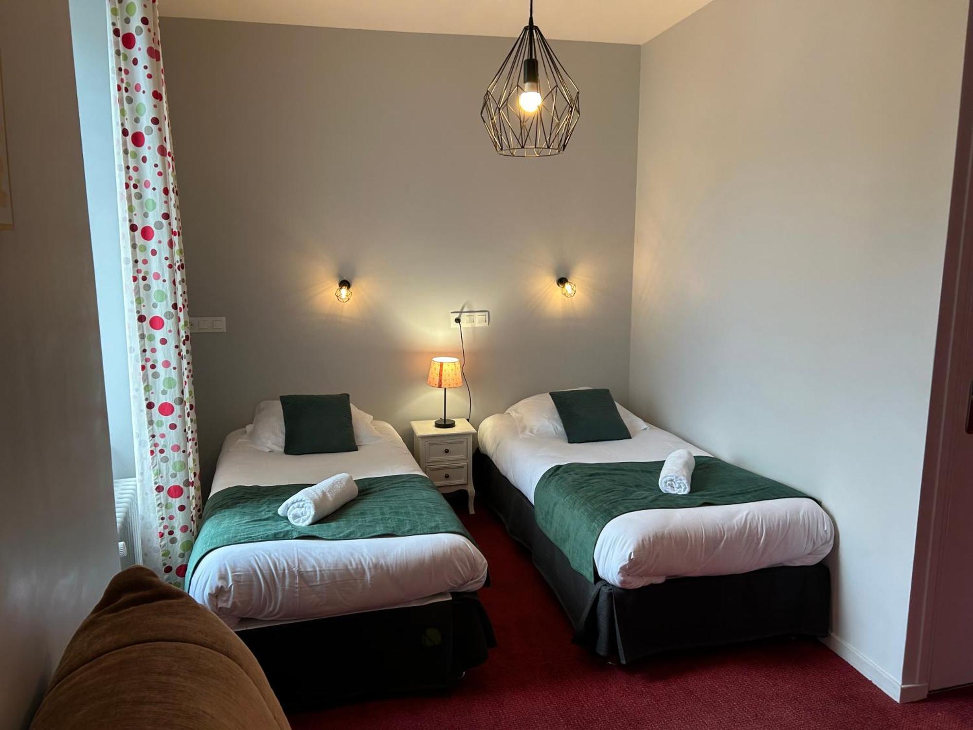 Logis Hotel De Paris Murol Bagian luar foto