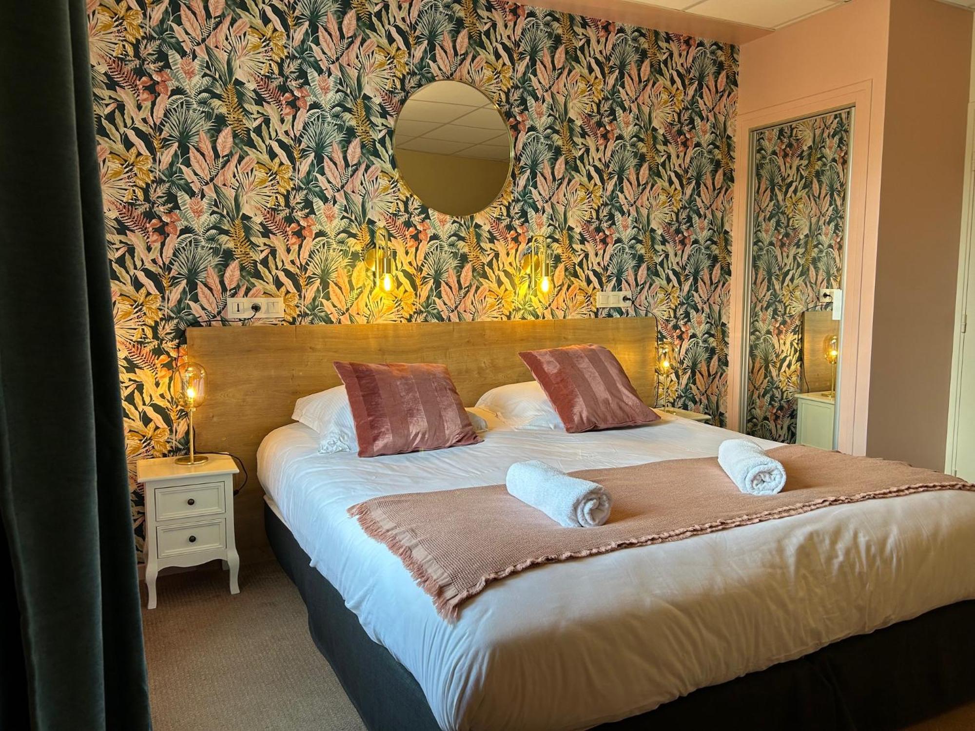 Logis Hotel De Paris Murol Bagian luar foto