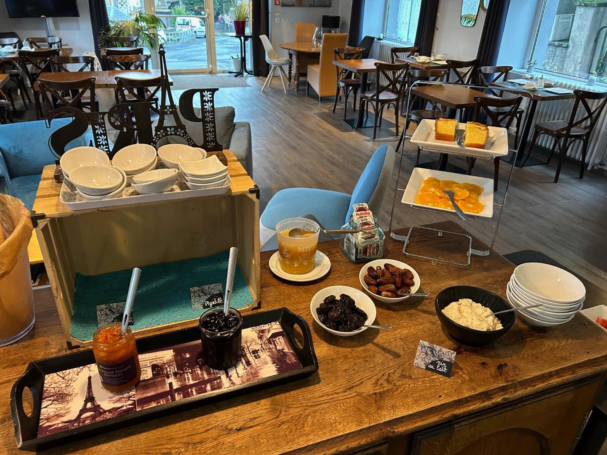 Logis Hotel De Paris Murol Bagian luar foto