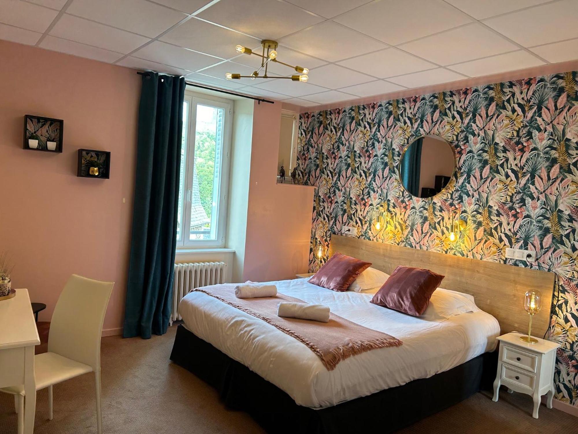 Logis Hotel De Paris Murol Bagian luar foto