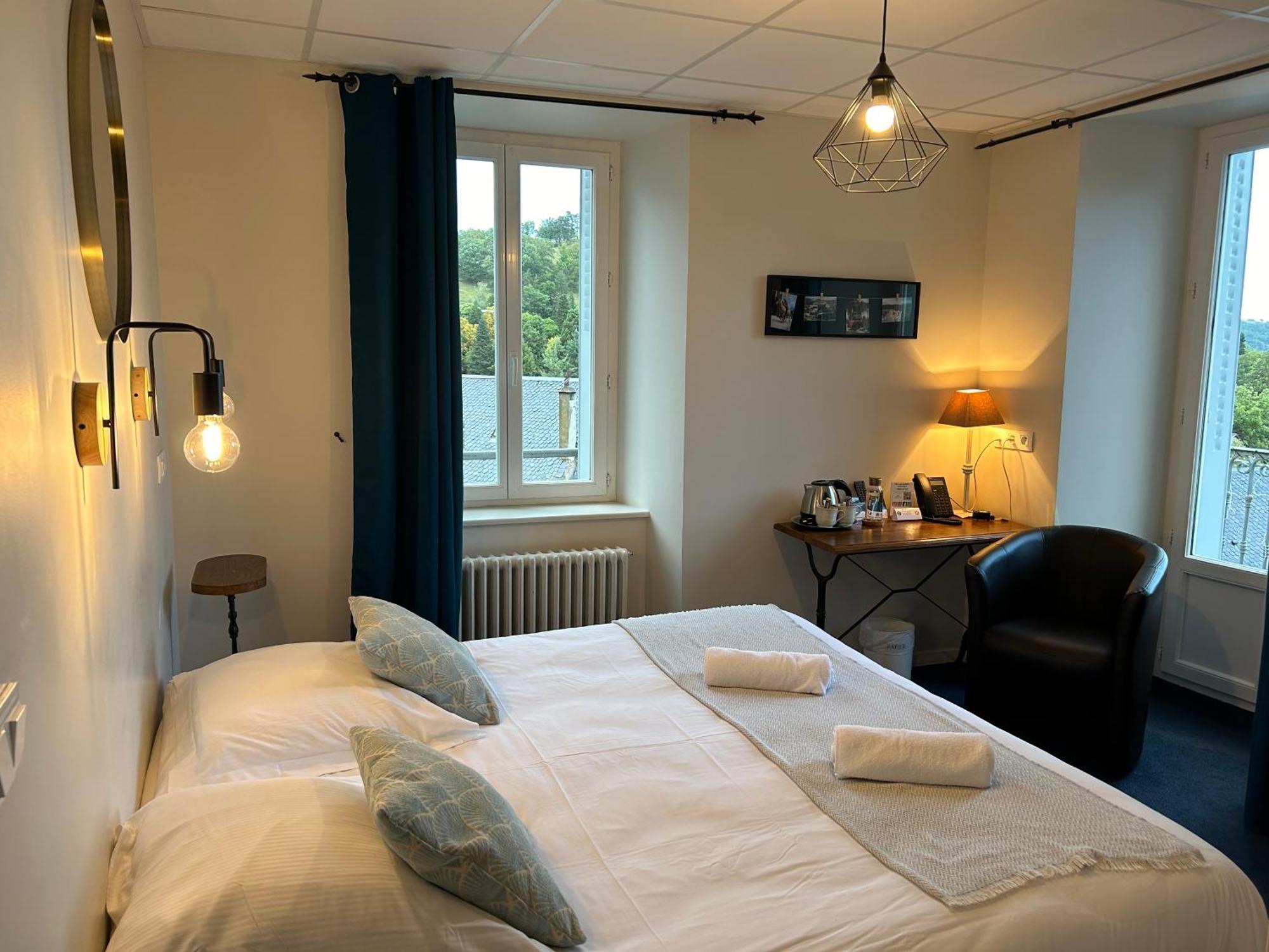 Logis Hotel De Paris Murol Bagian luar foto