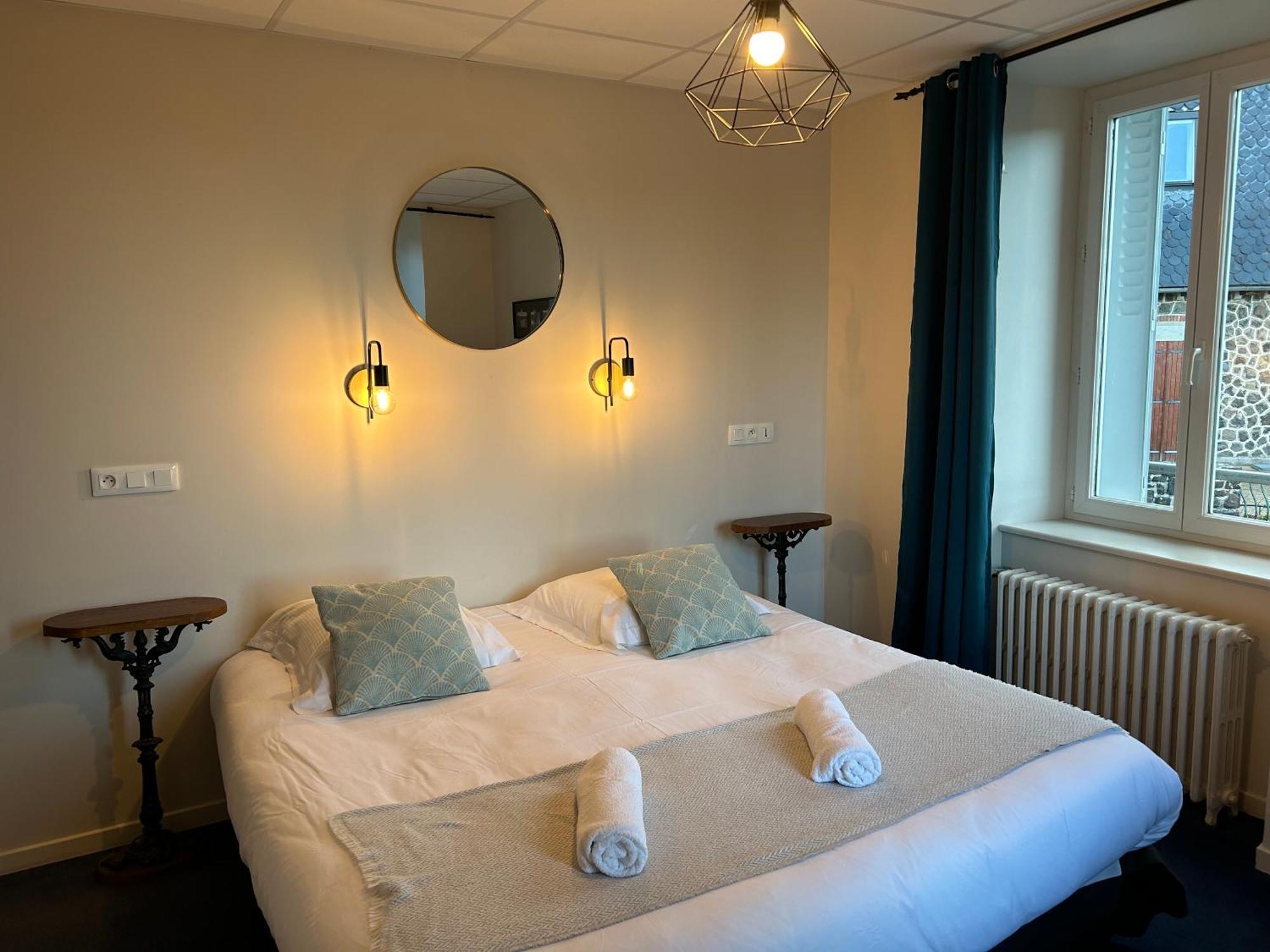 Logis Hotel De Paris Murol Bagian luar foto