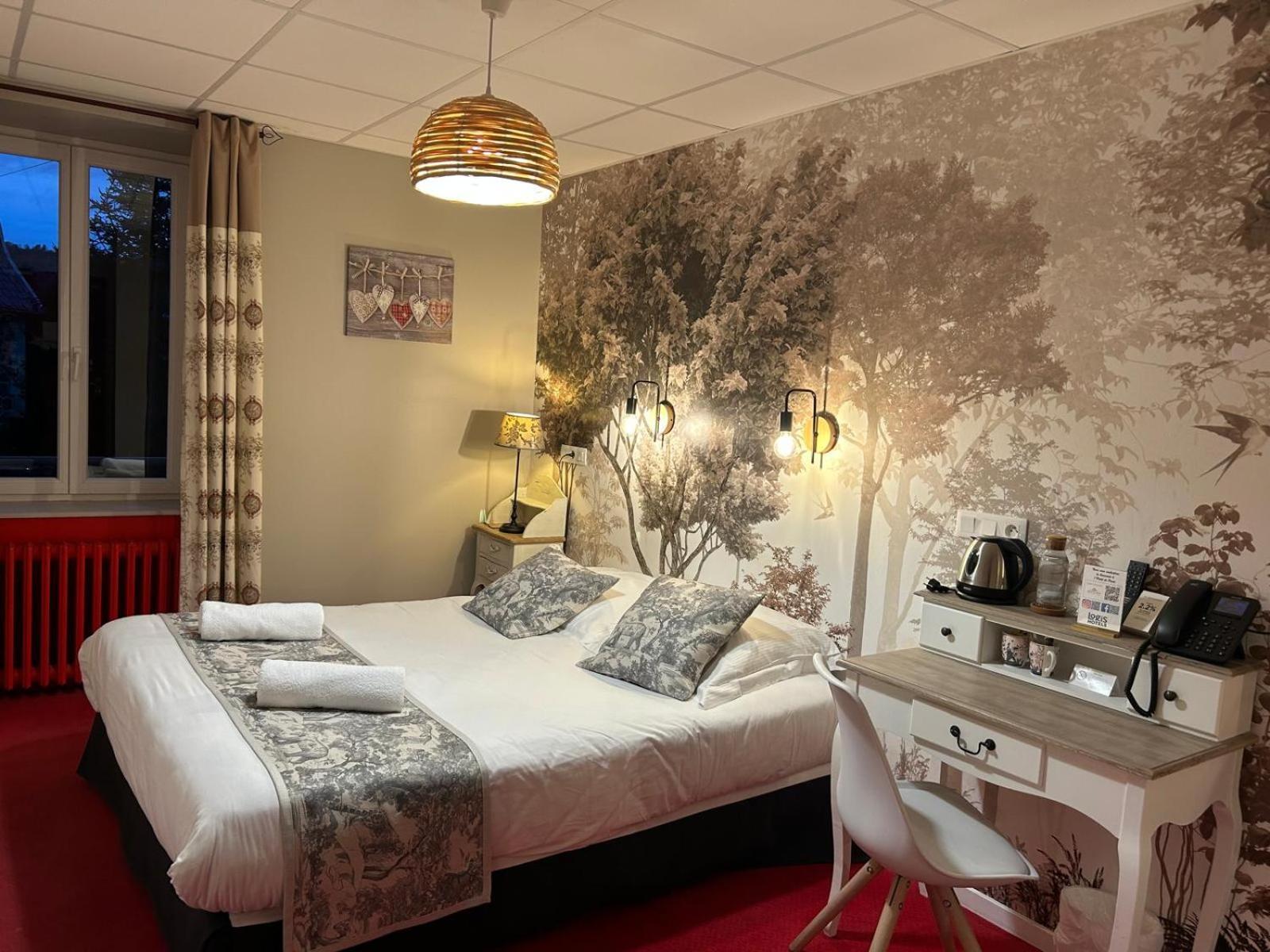 Logis Hotel De Paris Murol Bagian luar foto