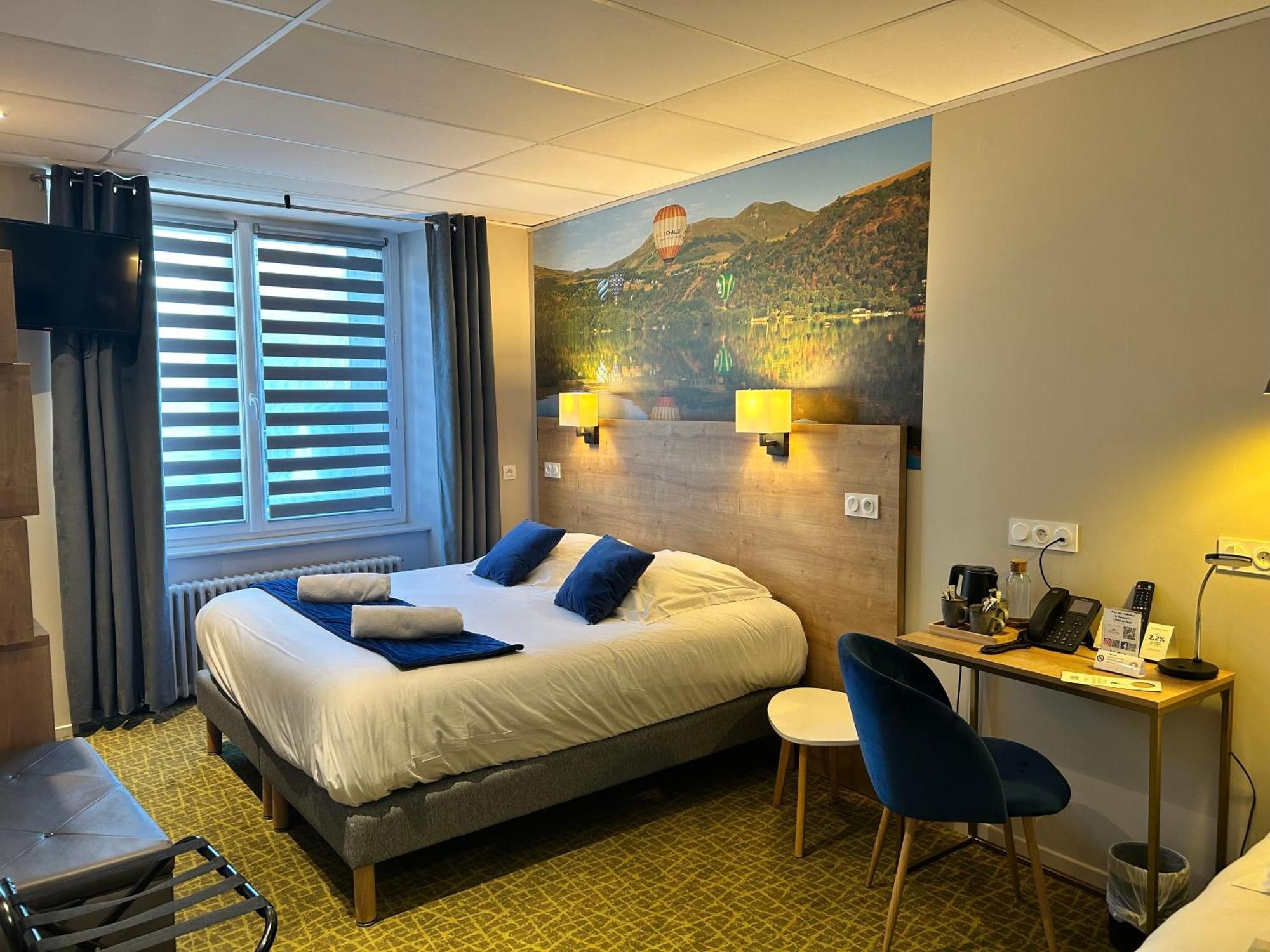 Logis Hotel De Paris Murol Bagian luar foto