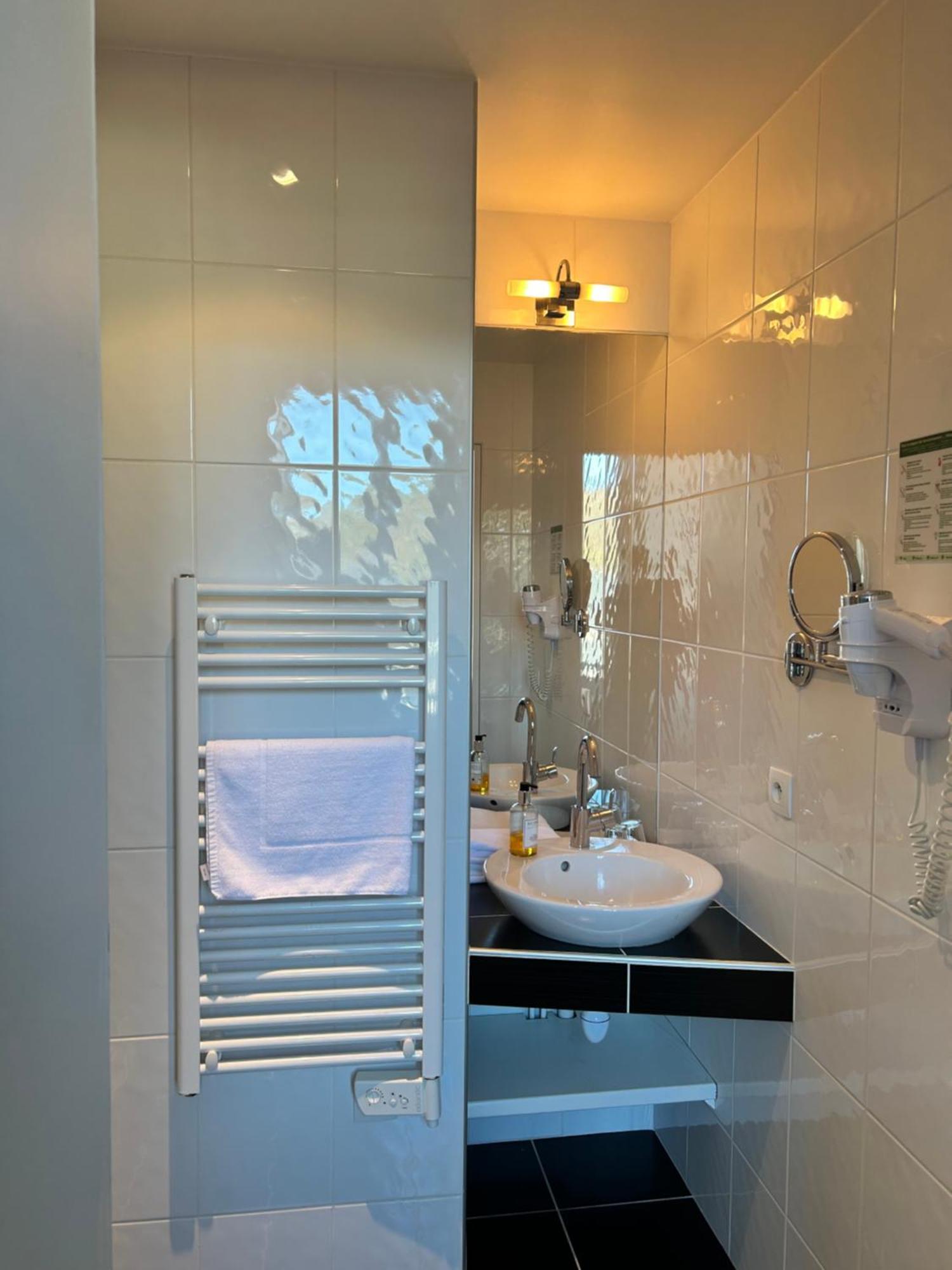 Logis Hotel De Paris Murol Bagian luar foto