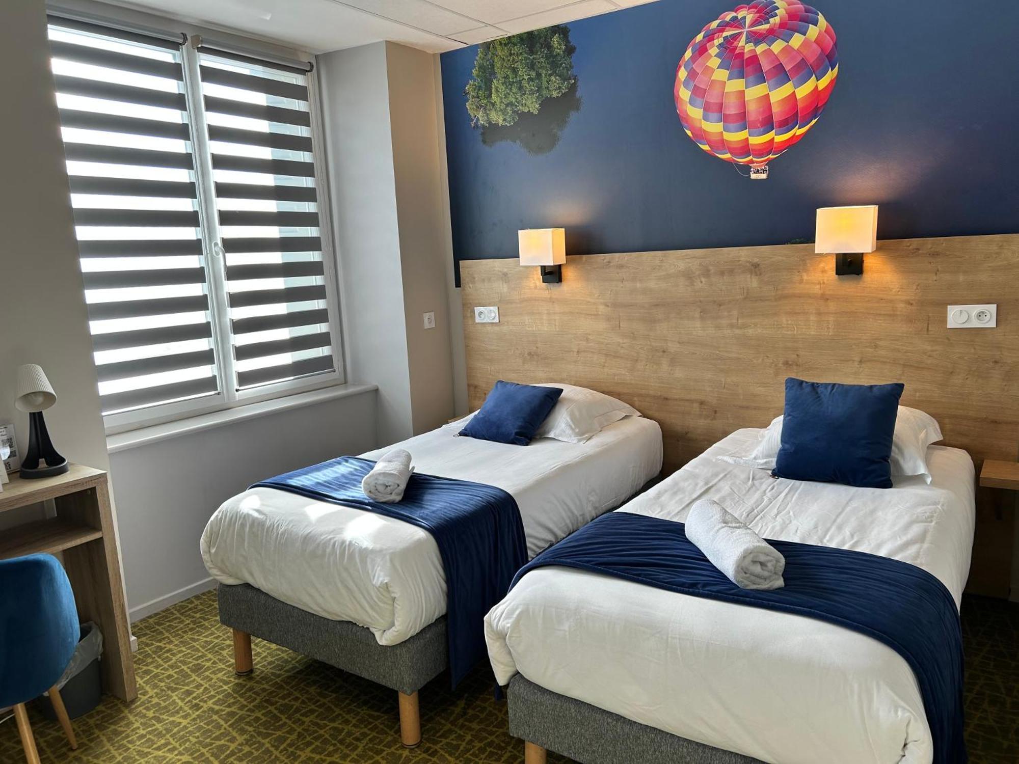 Logis Hotel De Paris Murol Bagian luar foto