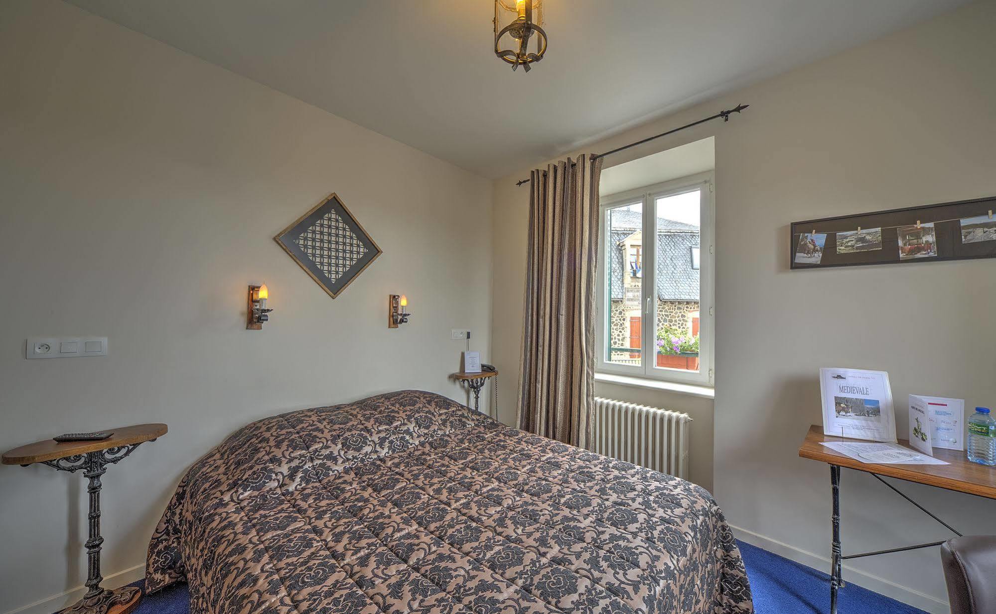 Logis Hotel De Paris Murol Bagian luar foto