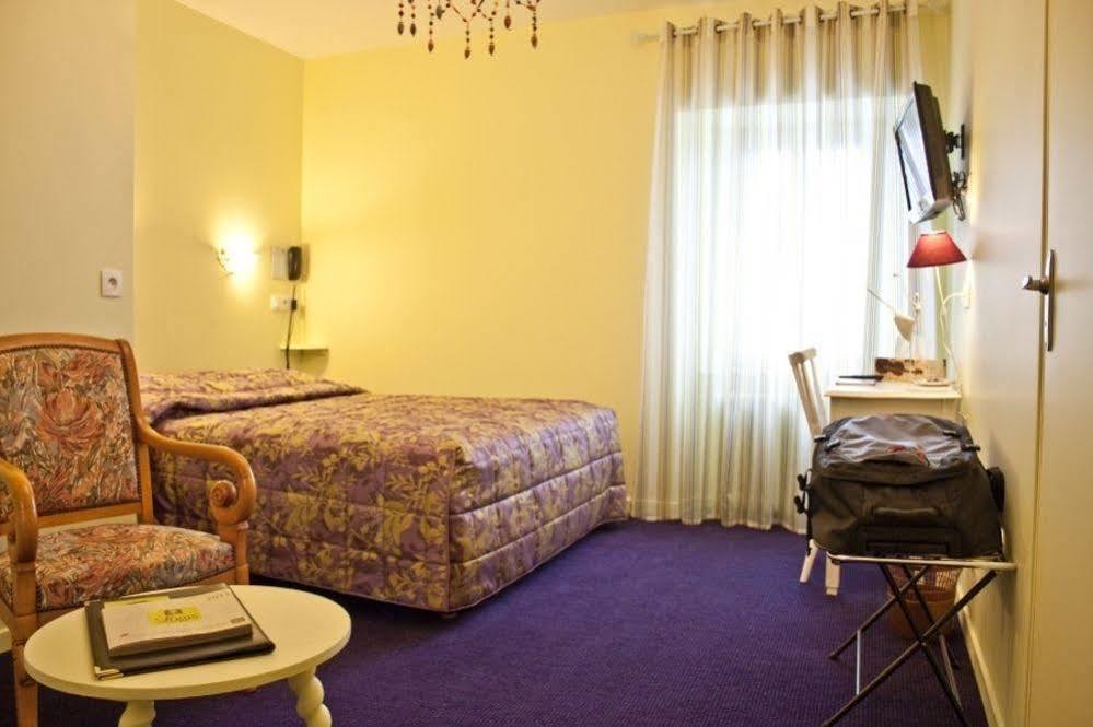 Logis Hotel De Paris Murol Bagian luar foto