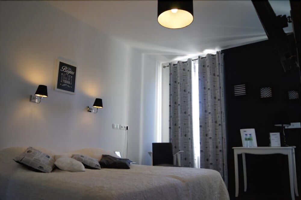 Logis Hotel De Paris Murol Bagian luar foto